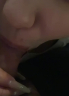 被黄毛调教在厕所强制吃鸡