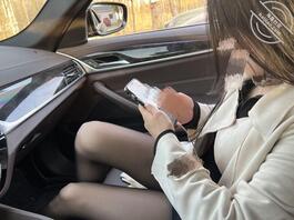 老爸醉酒后，为刺激在老爸旁边和小妈做。捂住小妈的嘴不让她叫老爸呼噜都停了1