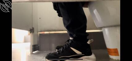 补习的时候第一次偷拍学妹上厕所1