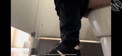 补习的时候第一次偷拍学妹上厕所2