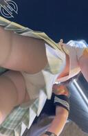 【jk短裙白内裤】眼睛美女和男友逛街裙底被拍。视频大家将就着看吧。2