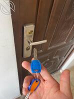 3 出租屋的亲妹妹 趁我不在家带两个男人回房间做爱玩3p1