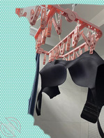 在姐姐之后洗澡的福利,偷偷玩姐姐的胸罩内裤丝袜,最后射在姐姐的内裤上1