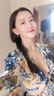 网红主播反差婊直播过程中超短裙内透明底裤漏阴毛0