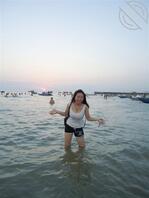 巨乳同学，好像舔一只揉一只，白花花的大奶子