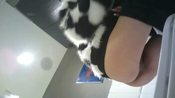 商场女厕刁钻视角偷拍 漂亮美女不敢坐 半蹲着尿