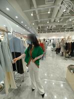 43、嫂子穿个低胸衣服叫我陪逛商场,又拿个披肩遮住,这是啥操作?2