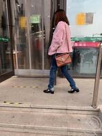 (原创)陪妈妈逛街,妈妈穿的这个粉色的毛毛衣真好看,看着就就舒服2