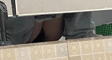 偷拍大学舞蹈生上厕所