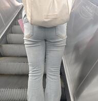 女大学生的紧身牛仔裤