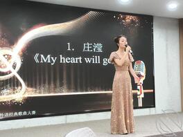 有时也会露出参加学校活动的