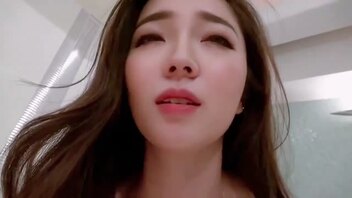 “你流了好多水呀，你很骚呀