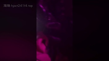 妹妹穿着性感的衣服，突然让我拍照，拍完照让我操她，我震惊了！她竟然这么会