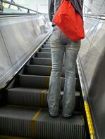 地铁电梯上的紧身牛仔裤