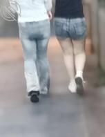 真实街拍—偷拍大街上的学生妹,个个青春动人,吸人眼球0