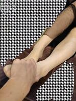 今天我用过生日的借口,让嫂子来我家里了,顺便给嫂子按了个腿。2