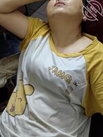 妈妈睡觉的时候偷偷拍的，妈妈今年51岁，每次都偷看到妈妈的奶子。1