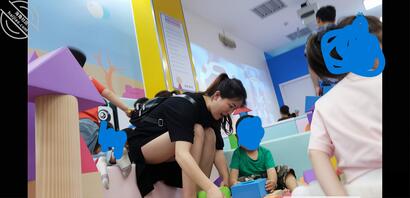 儿童游乐场偶遇高开叉少妇，一开到底