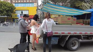 【露出专题】骚逼穿着白色透视连衣裙大白天路边买水果0