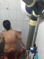 巨乳骚母狗妈妈洗澡，看我的鸡巴射了三次1