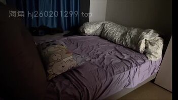 32妈妈刚回来被我强行拉回房间69，把妈妈操到拍打床单，嘴里一直说着不要