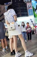 青春活力的逛街小姐姐0