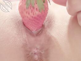 乖，张嘴吃草莓1