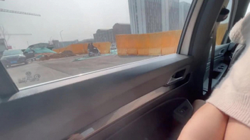 刺激！房产女中介带工地看房在工地车上操起来