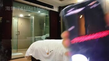 今天刚跟老婆离婚，下午就抱着女儿去酒店开房打炮了