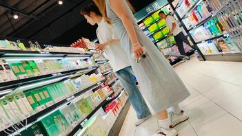 商场偷拍，雨伞正好挡住1