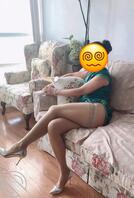 （原创）老爸在客厅看电视，我却在房间里各种姿势狂操着老妈……0