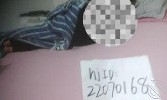 （原创）老爸在客厅看电视，我却在房间里各种姿势狂操着老妈……2