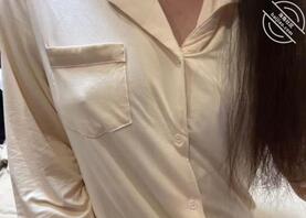 女大挑战不穿内衣 真空出门拿快递。羞死我了0