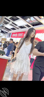 (超极品白裙美女偷拍视频)极品美女和男友逛商场被我偷拍,是不是被包养了啊1