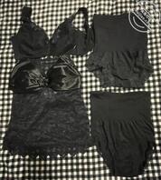 今天姑妈一家人都回老家过年了，然后我就把我姑妈的全部内裤都拿出来分享。