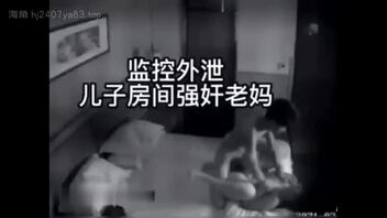 小儿子监控下爆操老妈