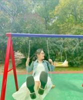 街拍黑丝美女、看裙底