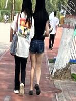 偷拍细腰长腿短裤骚逼女大2