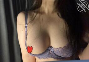 想要被哥哥舔我的奶头，很敏感的乳头需要被挑逗