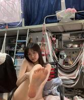 在宿舍里自拍裸照0