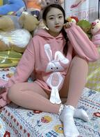 骚比表妹穿秋衣秋裤了 看不见比比啊 好想颜射她啊 操她的脚脚1