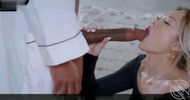 让黑人的大黑屌狠狠开发老婆,黑鬼的黑蟒黑棒太长,插入她的子宫口1