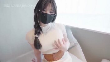 极品肥嫩白皙肥鲍的妈妈被我用大鸡把使劲一棒到底，加些牛奶做润滑剂