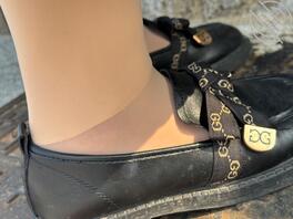 今天偷拍表妹 肉丝小脚很可爱2