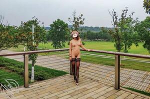 少妇自信在酒店大堂和公园露出1