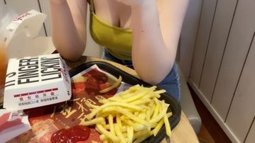 快餐店挑逗巨乳少妇，发情后带到酒店开操