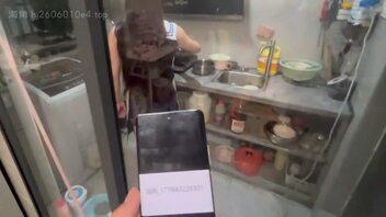 炒菜还插扫把偷偷自慰 被发现 亲哥就地正法