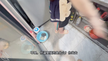 炒菜还插扫把偷偷自慰 被发现 亲哥就地正法0