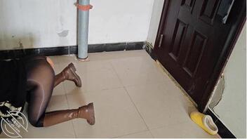 (调教嫂子133)戴着跳蛋撅屁股给邻居看,骚货大喊要找人一起3P1