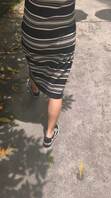 看着小姨子穿着我撸过的鞋子还有袜子，踩在我的精液上就激动到不行